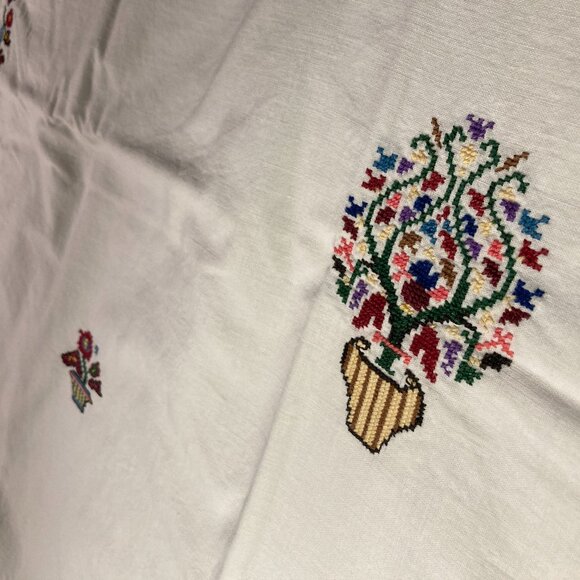 Vintage Hand-Embroidered Pillowcase Set – Floral Basket Design - Picture 5 of 8